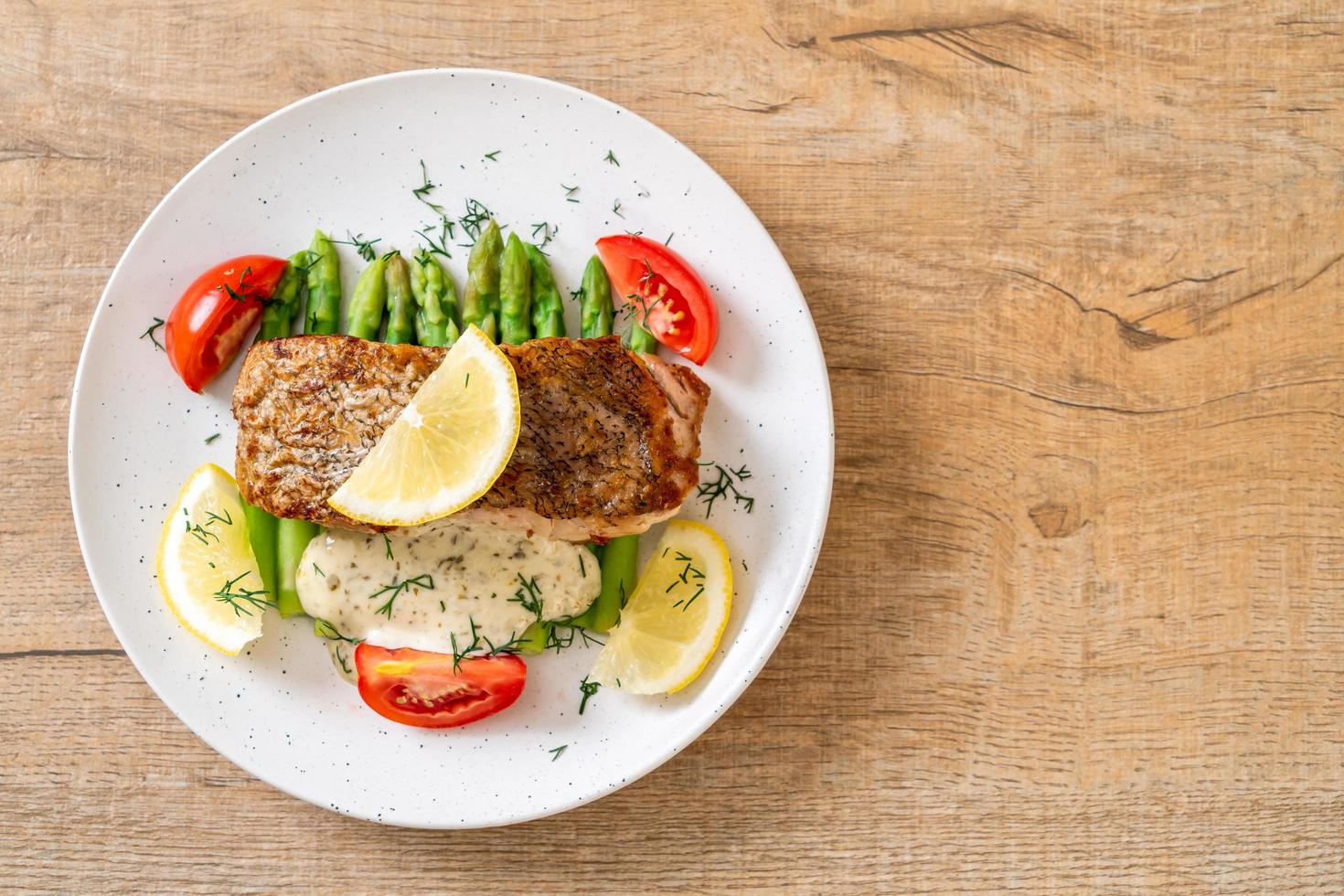 Filete de pescado pargo a la plancha con verduras foto