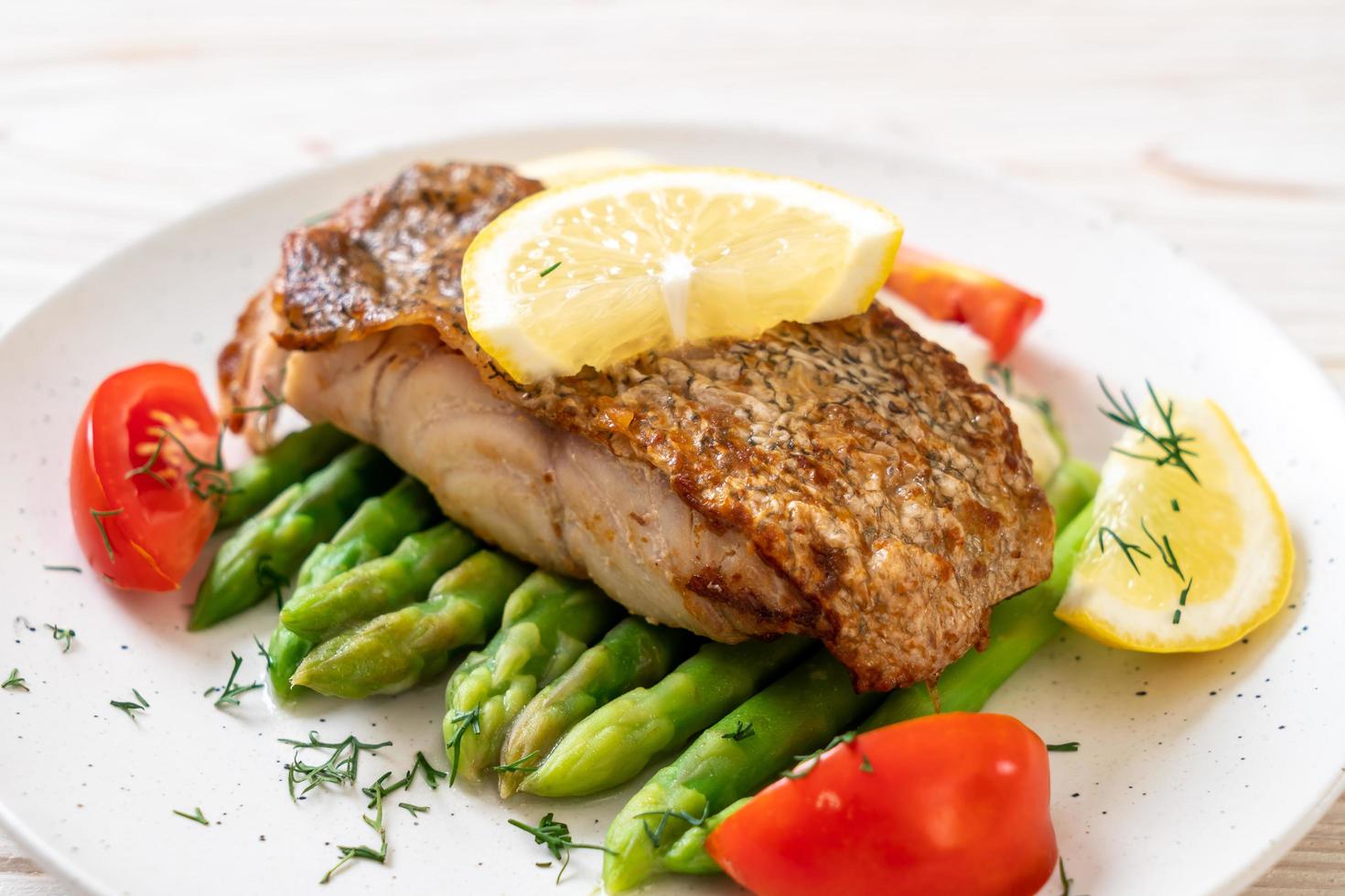 Filete de pescado pargo a la plancha con verduras foto