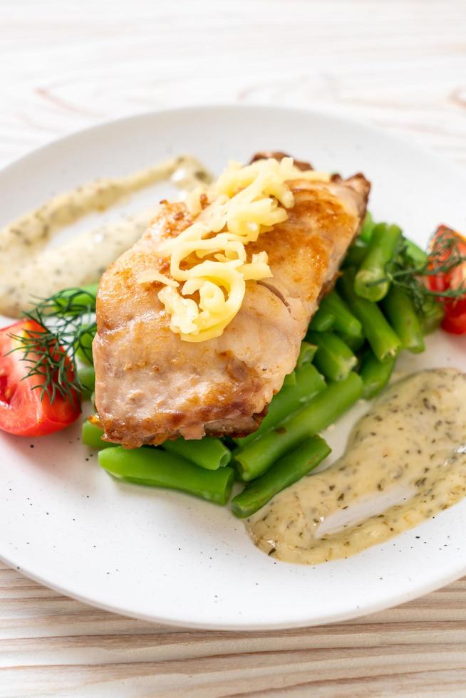 Filete de pescado pargo a la plancha con verduras foto