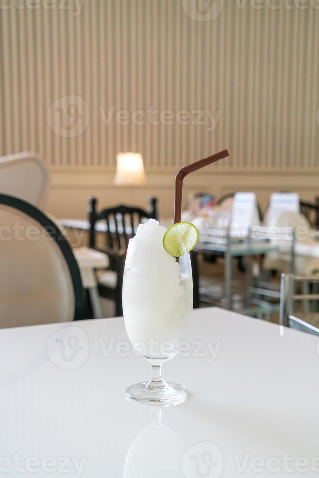 Vaso de batido de lima-limón fresco en cafetería y restaurante foto