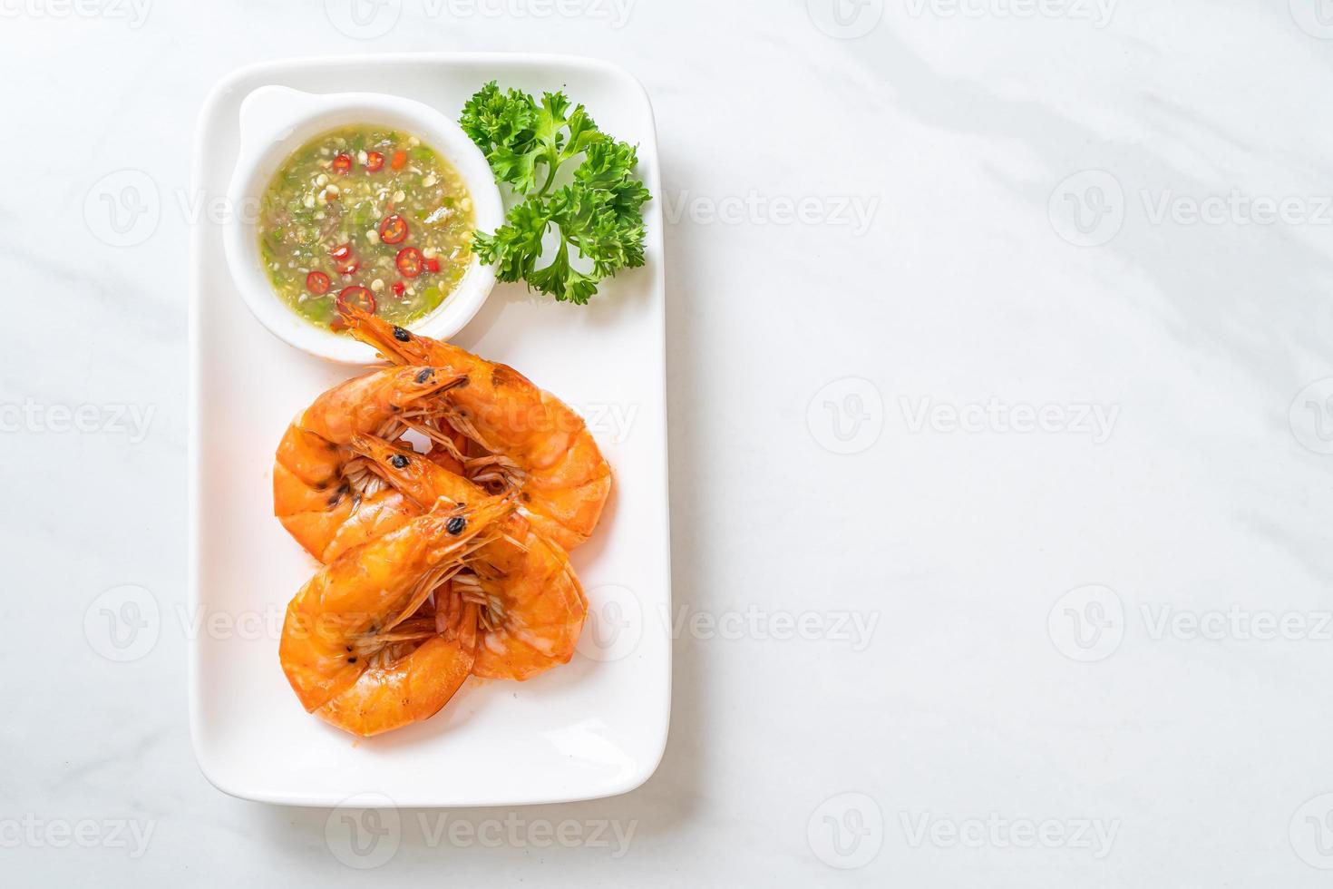 camarones salados al horno o langostinos con salsa picante de mariscos - estilo mariscos foto