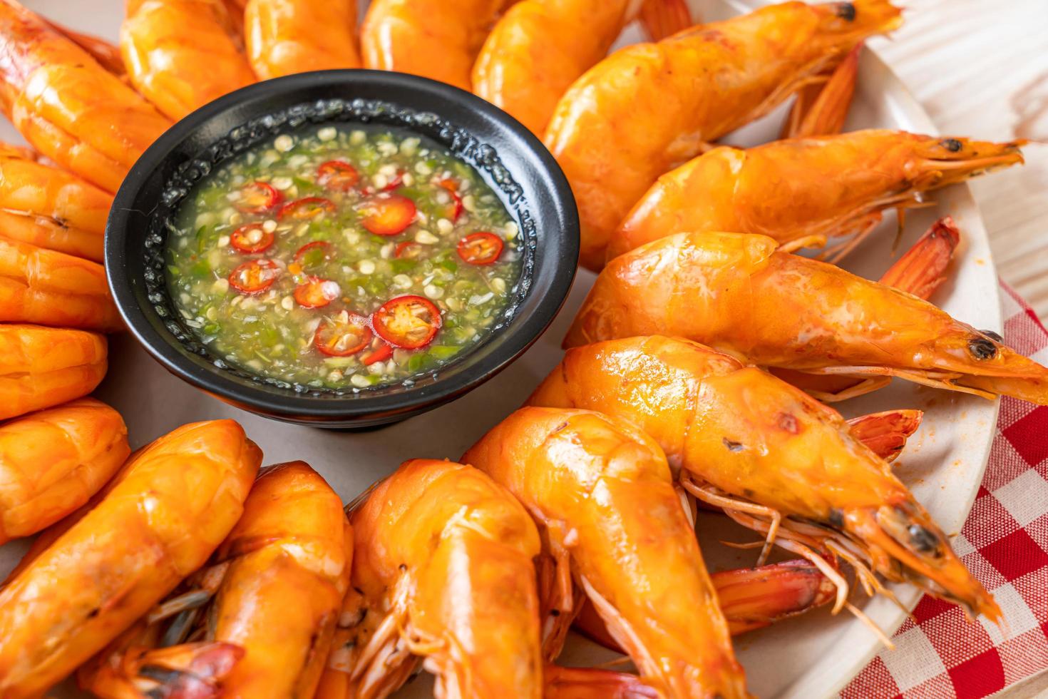 camarones salados al horno o langostinos con salsa picante de mariscos - estilo mariscos foto