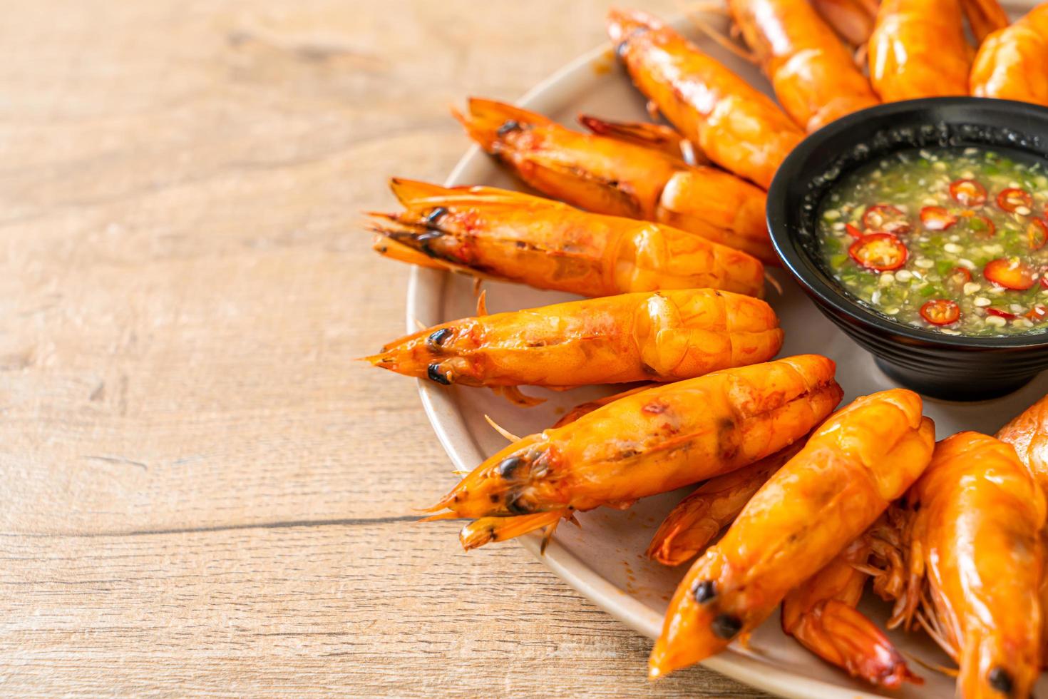 camarones salados al horno o langostinos con salsa picante de mariscos - estilo mariscos foto