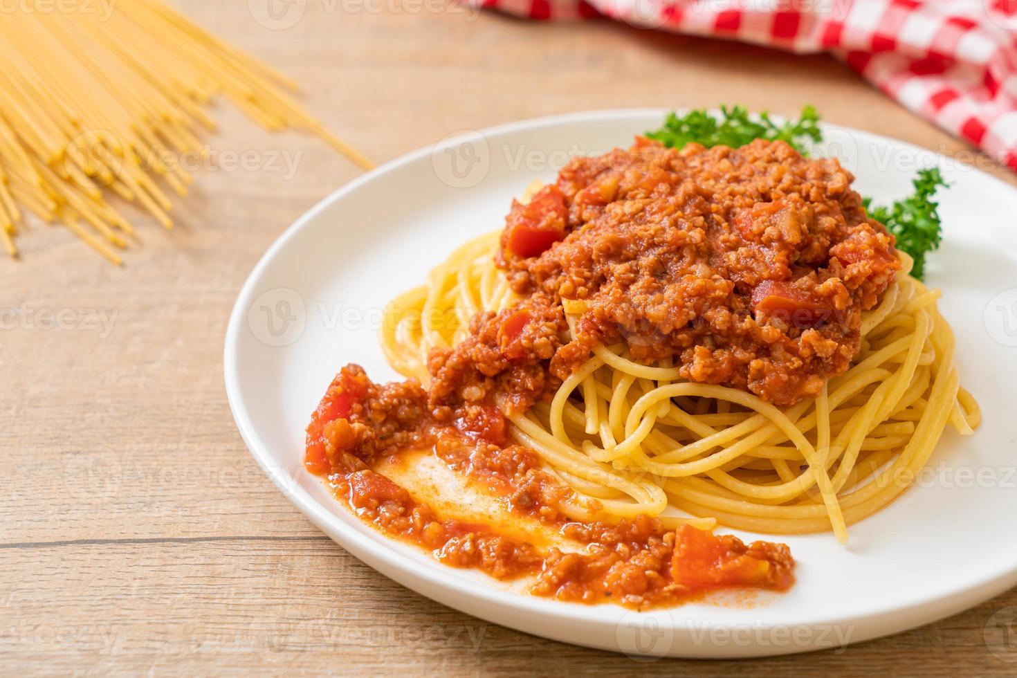 espaguetis de cerdo a la boloñesa o espaguetis con salsa de tomate de cerdo picada - estilo de comida italiana foto