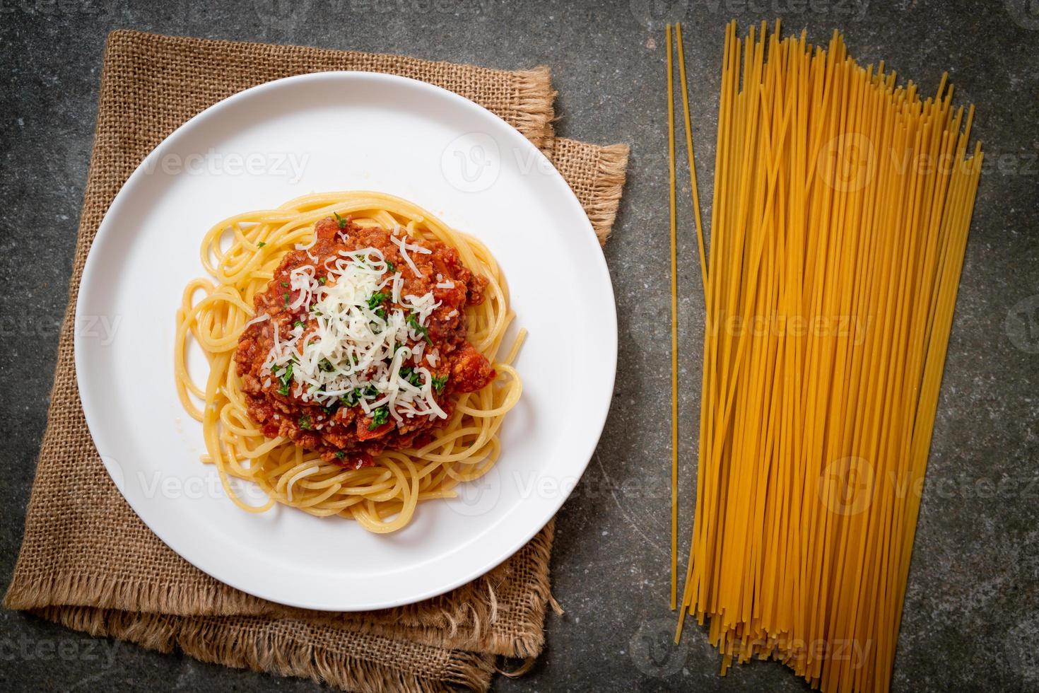 espaguetis de cerdo a la boloñesa o espaguetis con salsa de tomate de cerdo picada - estilo de comida italiana foto