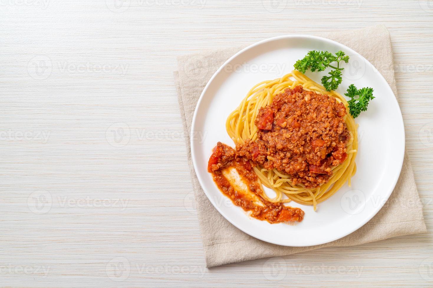 espaguetis de cerdo a la boloñesa o espaguetis con salsa de tomate de cerdo picada - estilo de comida italiana foto