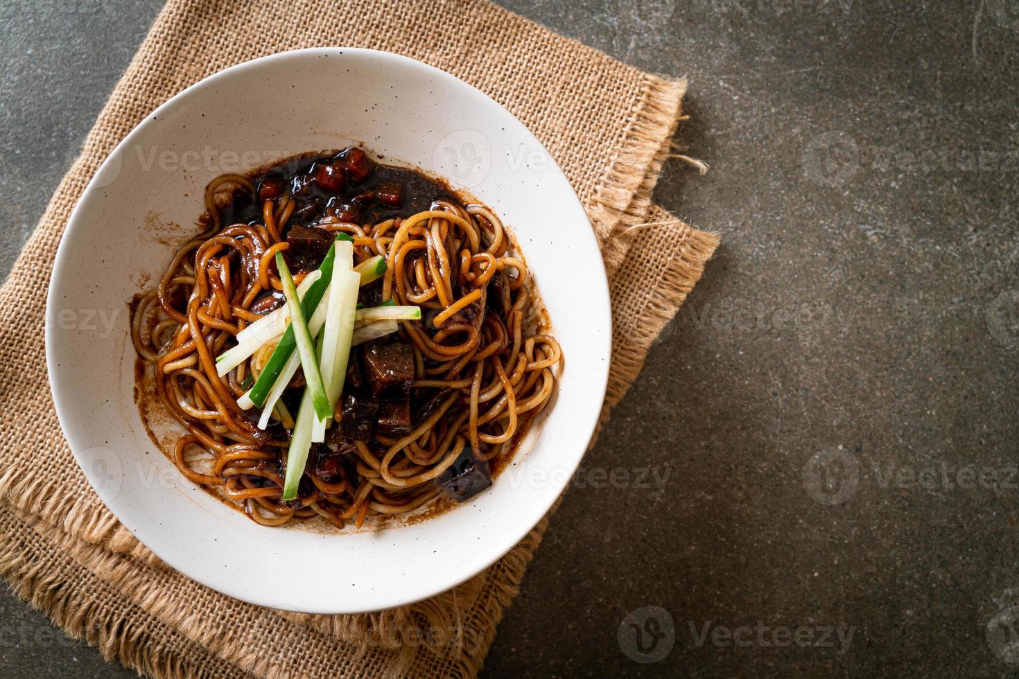 jajangmyeon o jjajangmyeon son fideos coreanos con salsa negra foto