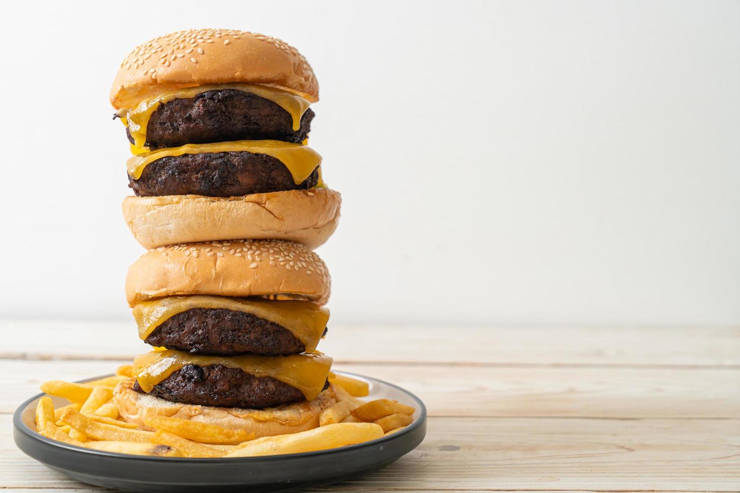 hamburguesas de hamburguesa o de ternera con queso - estilo de comida poco saludable foto