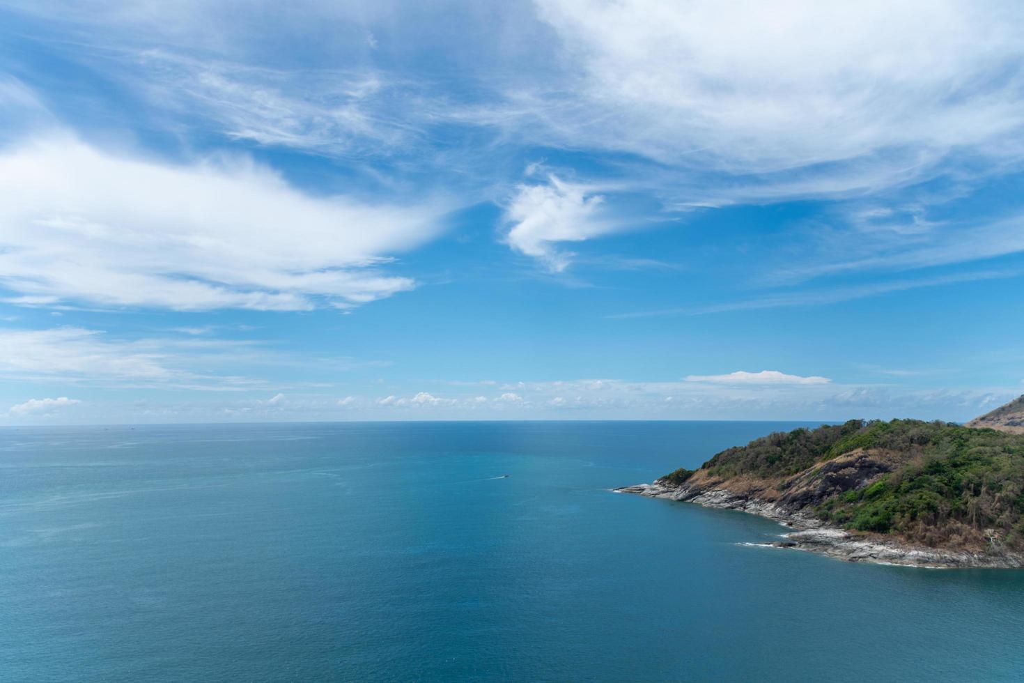 punto de vista de phuket e isla con cielo azul. el sujeto está borroso. foto