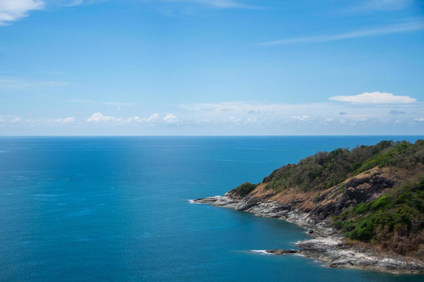 punto de vista de phuket e isla con cielo azul. el sujeto está borroso. foto