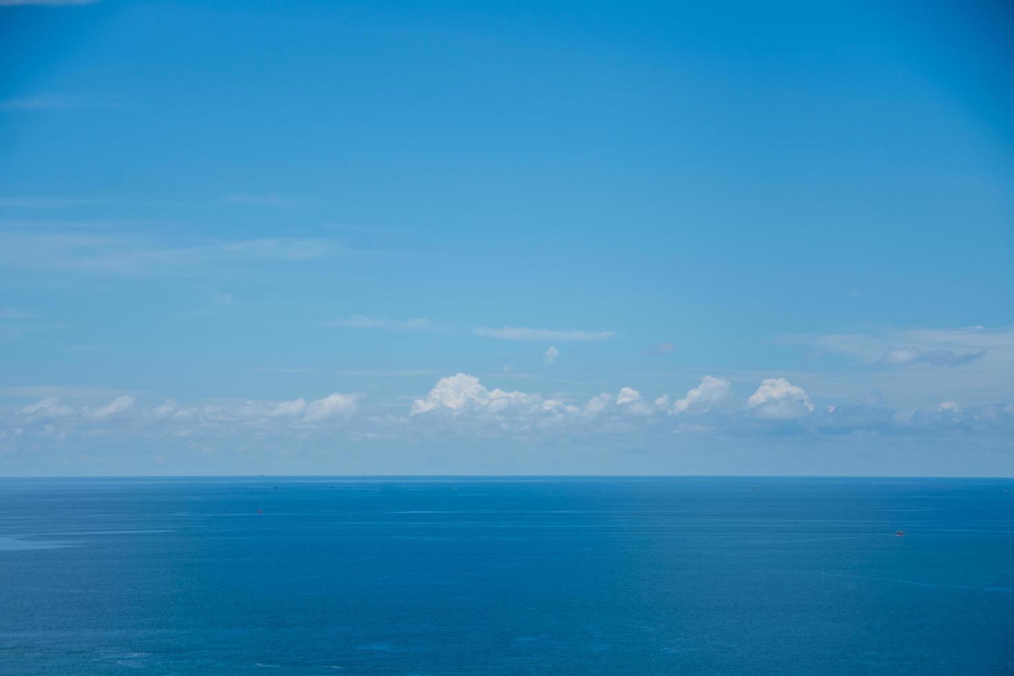 mar con cielo azul día soleado foto