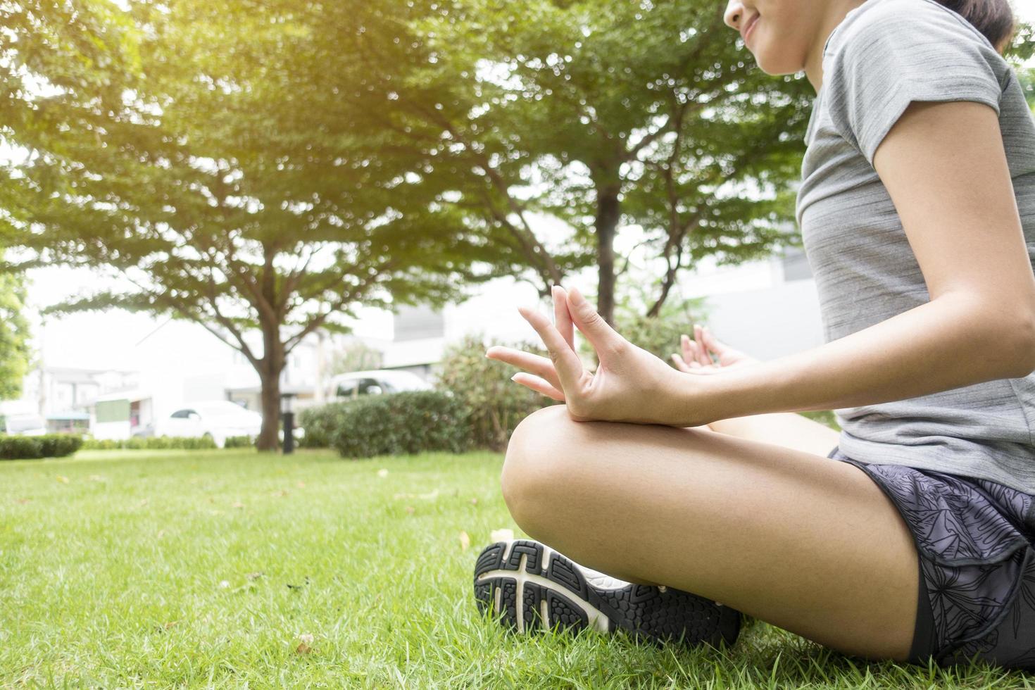 Cerca de una mujer haciendo yoga en un jardín verde foto