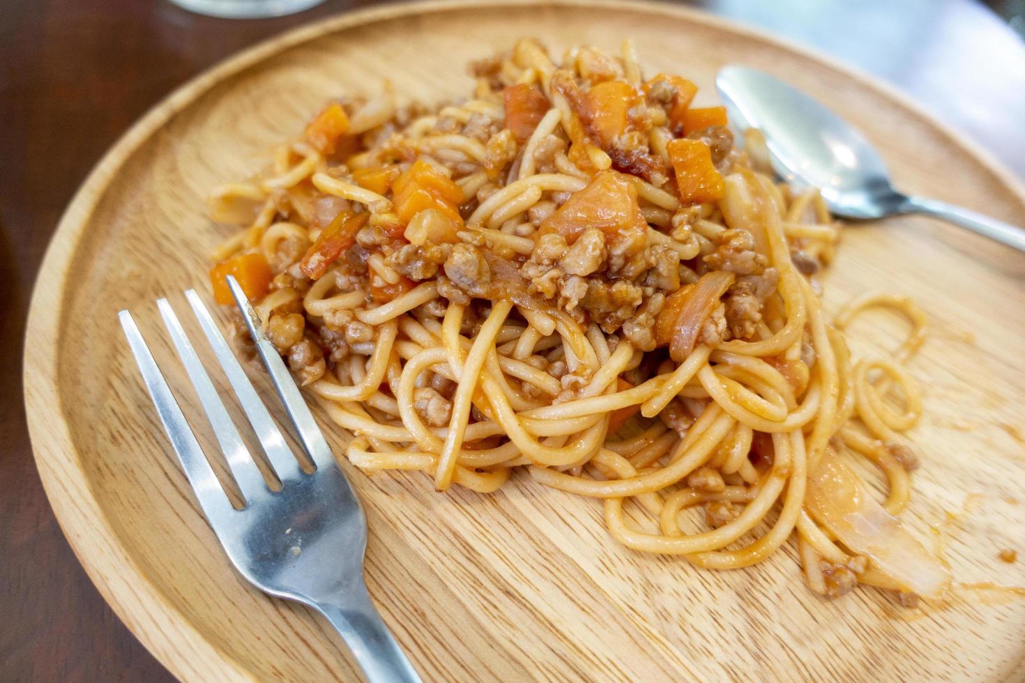 Cerca de espaguetis en plato de madera foto