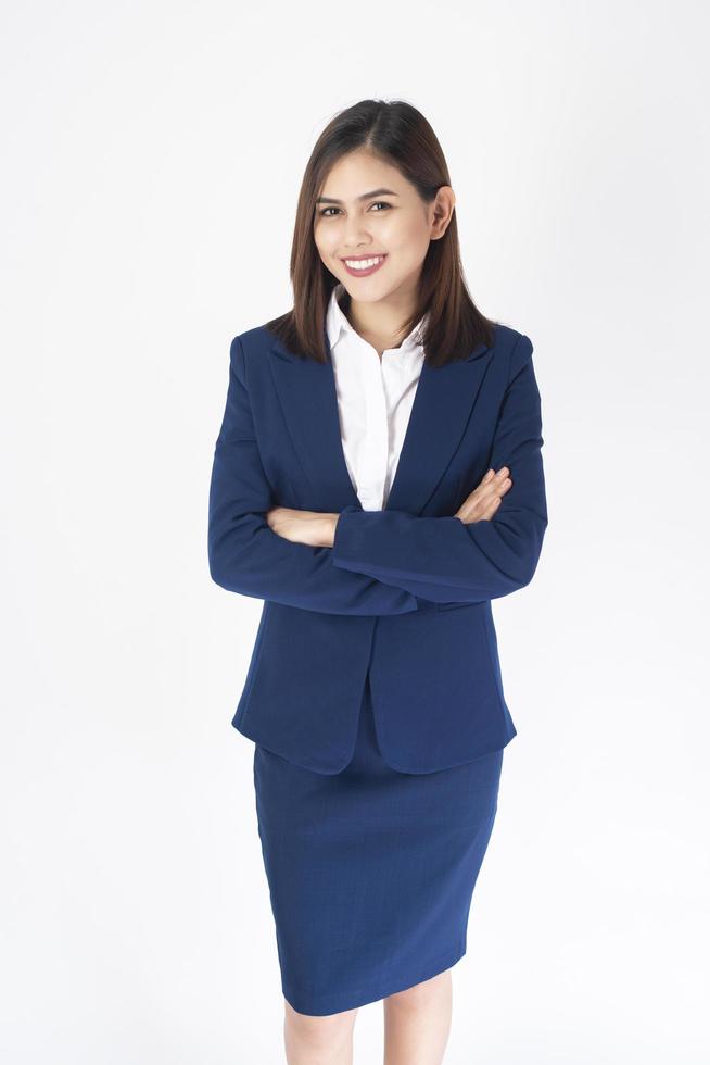 mujer en traje azul está sonriendo sobre fondo blanco foto