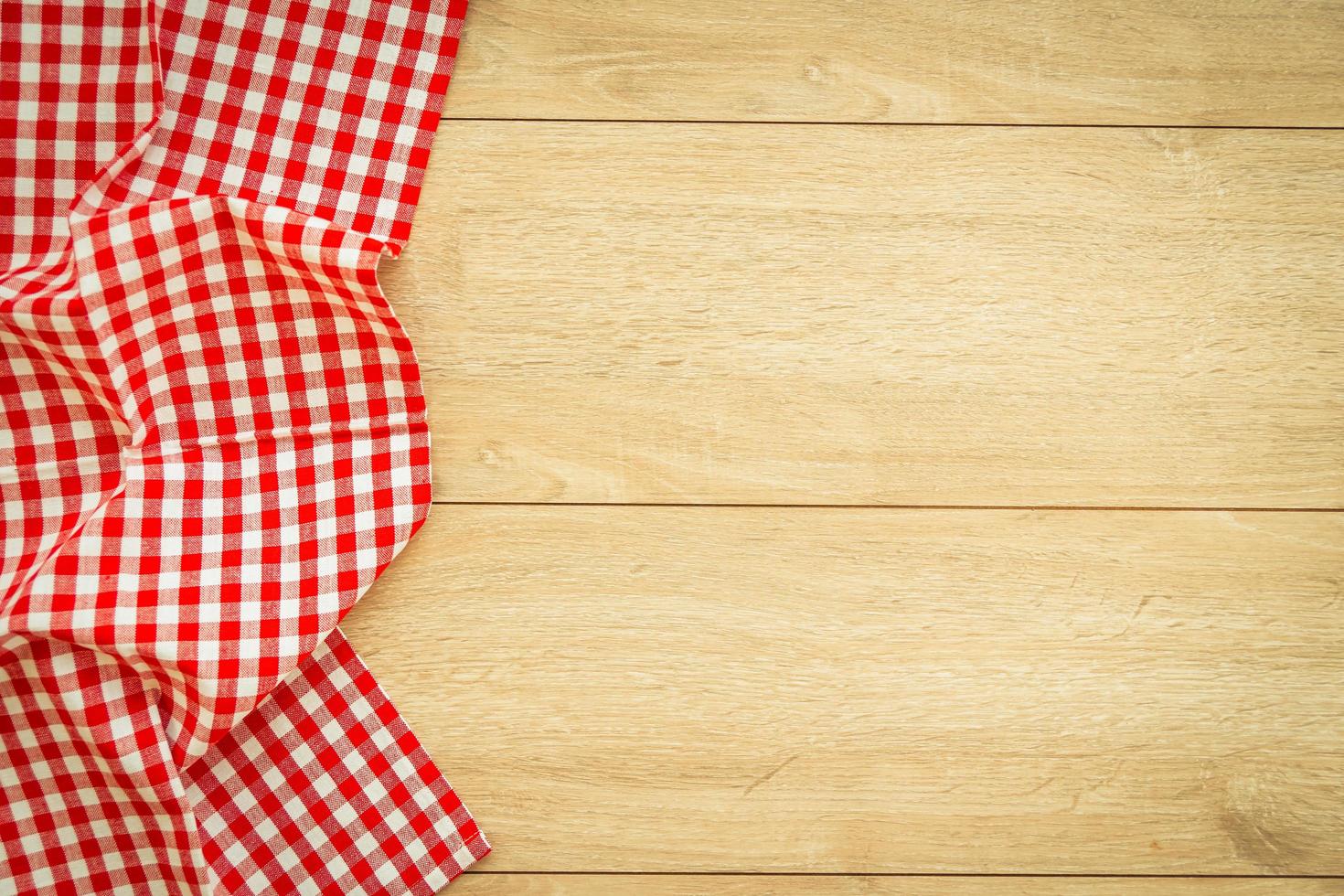 paño de cocina en la mesa de madera foto