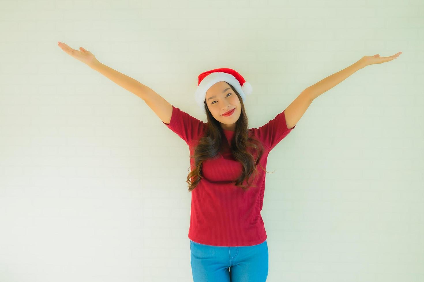 Portrait beautiful young asian women wearing santa hat for celebration in christmas photo