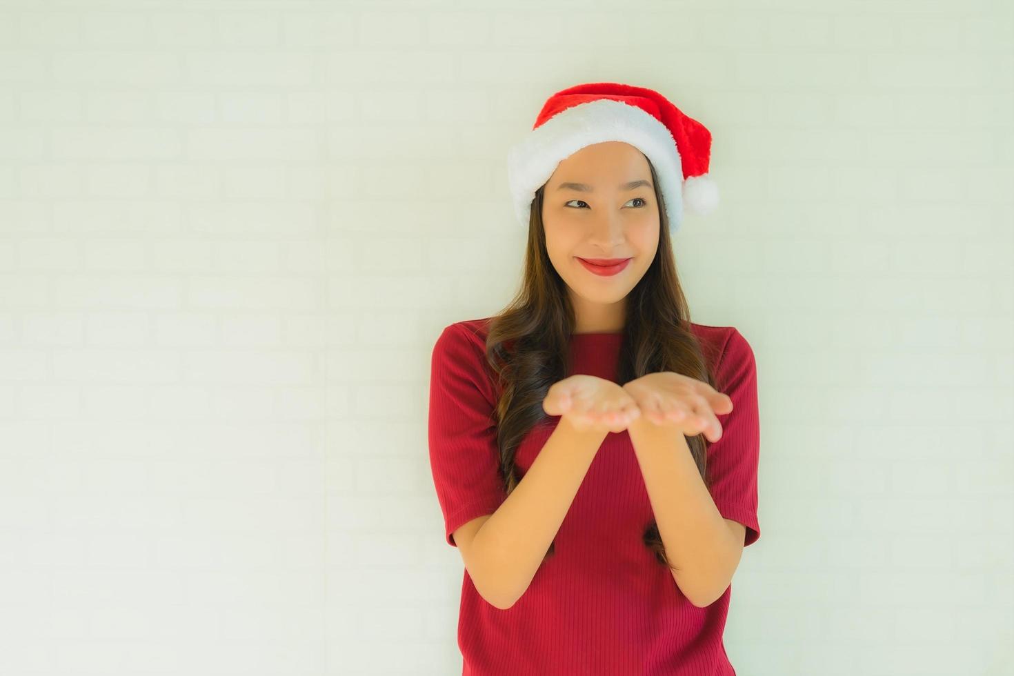 Portrait beautiful young asian women wearing santa hat for celebration in christmas photo