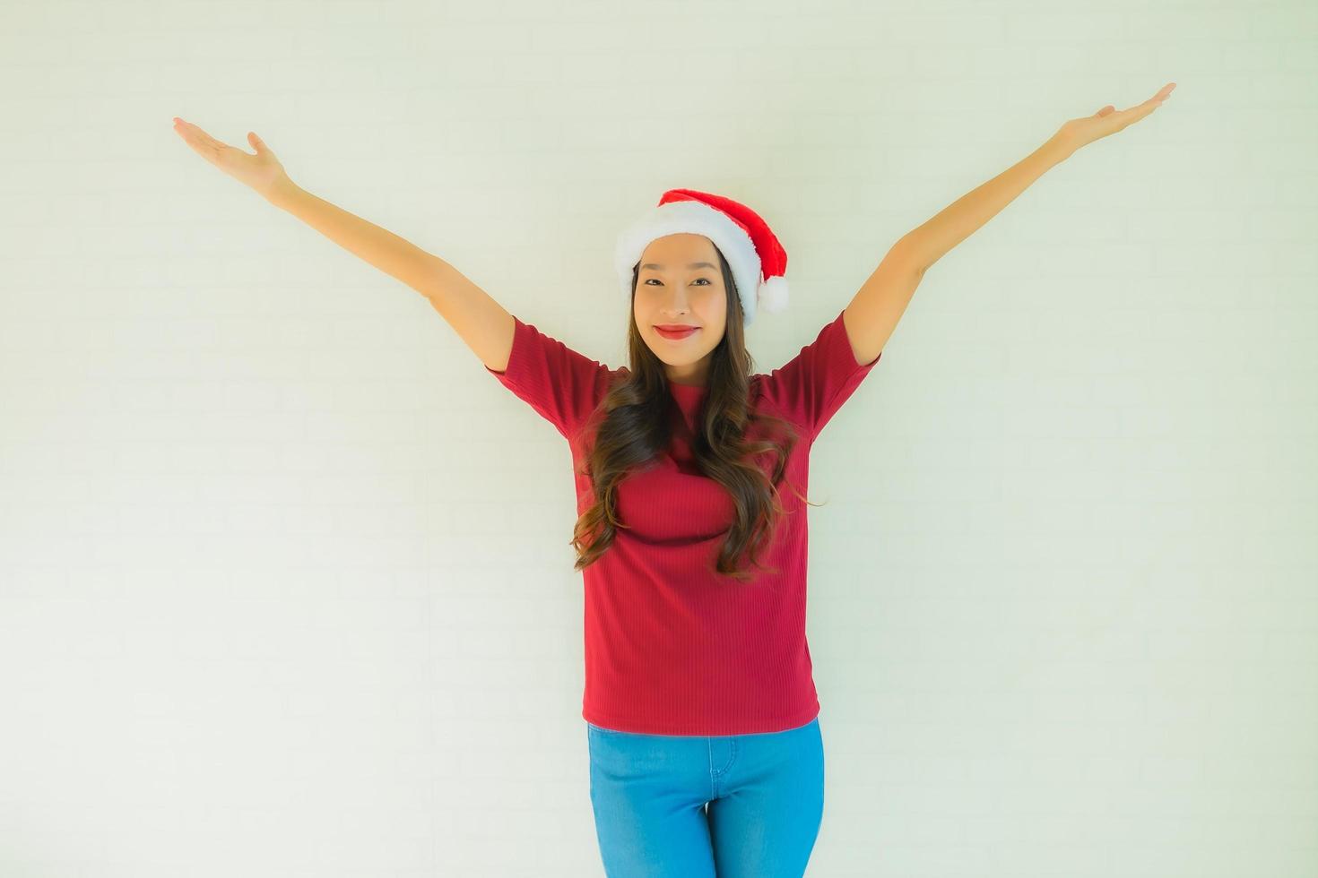 Portrait beautiful young asian women wearing santa hat for celebration in christmas photo