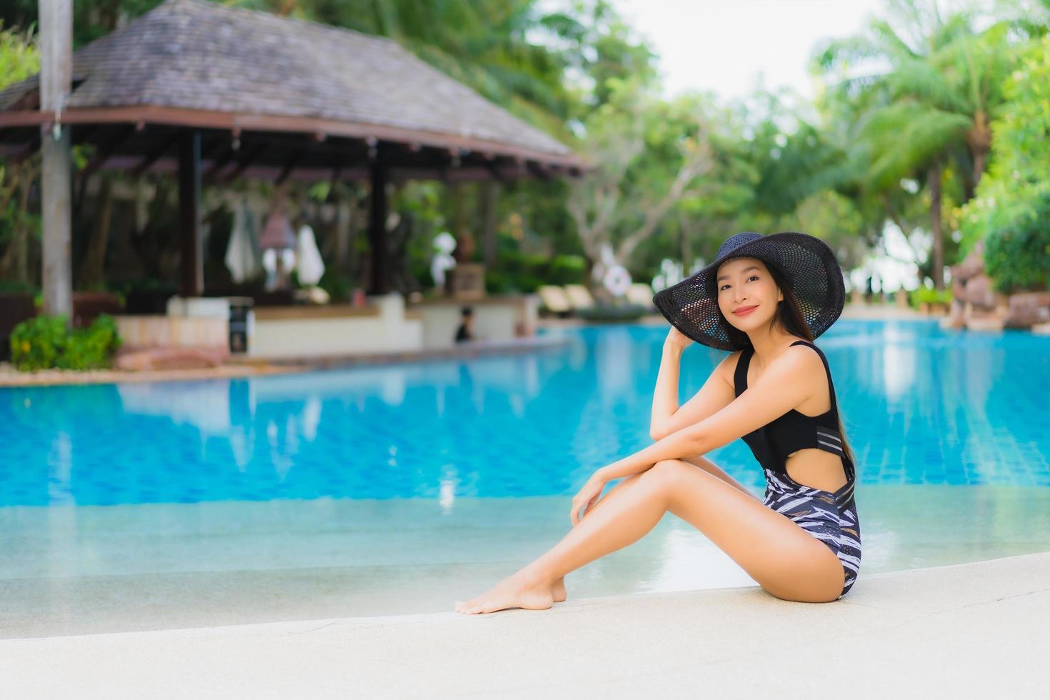 retrato, hermoso, joven, mujeres asiáticas, feliz, sonrisa, relajarse, alrededor, piscina foto