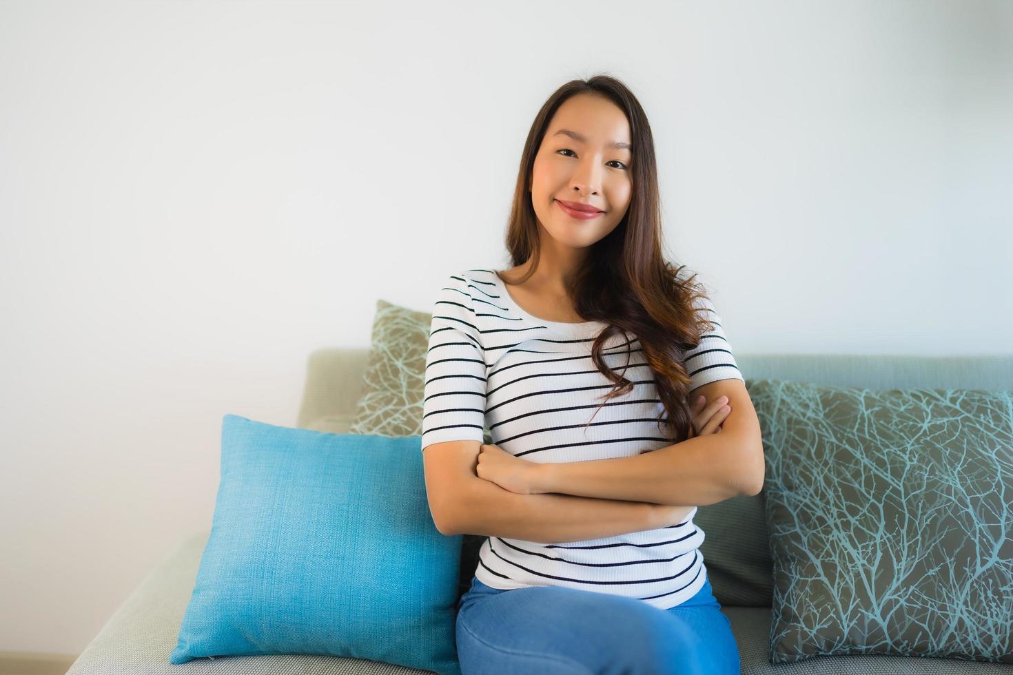 retrato, hermoso, joven, mujer asiática, sonrisa, feliz, en, sofá foto