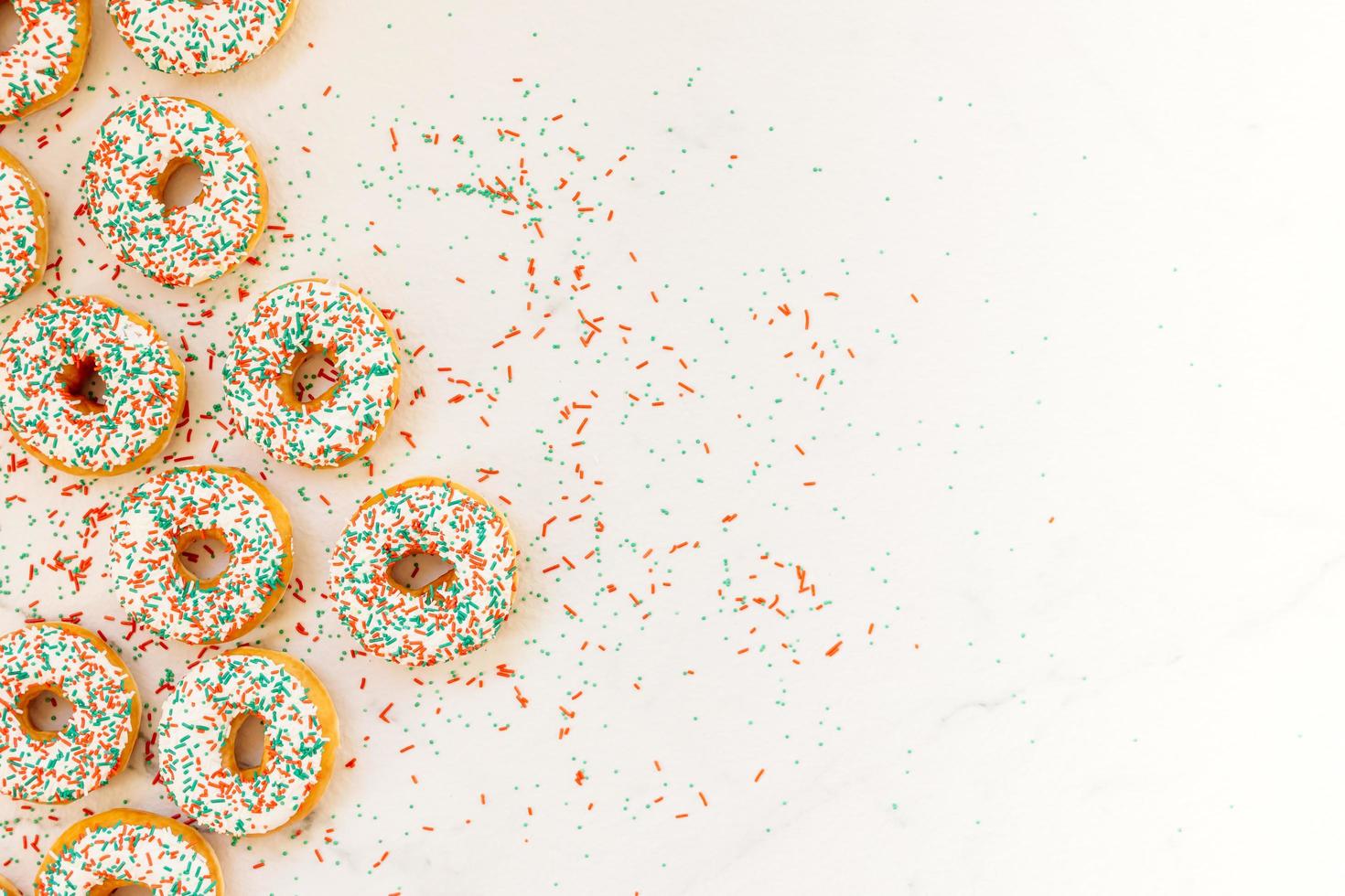 rosquillas con crema de chocolate blanco y azúcar picado foto