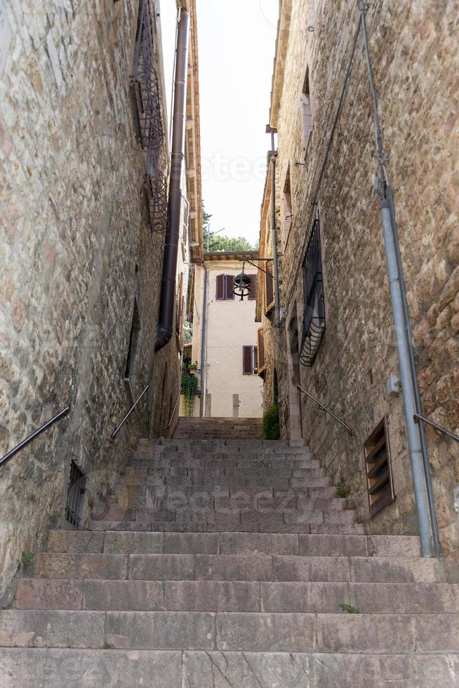 Arquitectura de calles y edificios en el centro histórico de Asís. foto