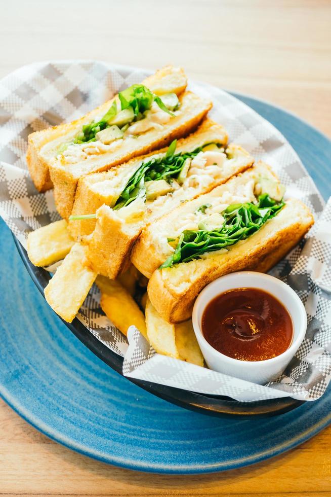 sándwich de aguacate y carne de pollo con papas fritas foto