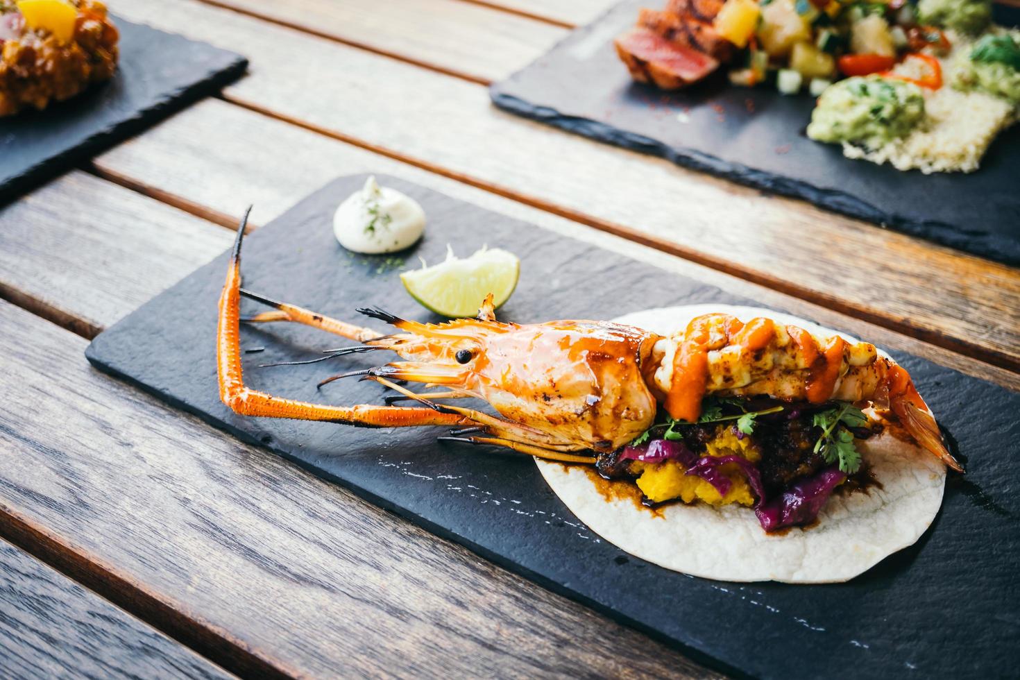 taco con langostinos o camarones y salsa foto