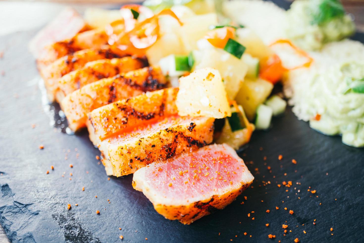 Ensalada de atún crudo a la plancha con verdura foto