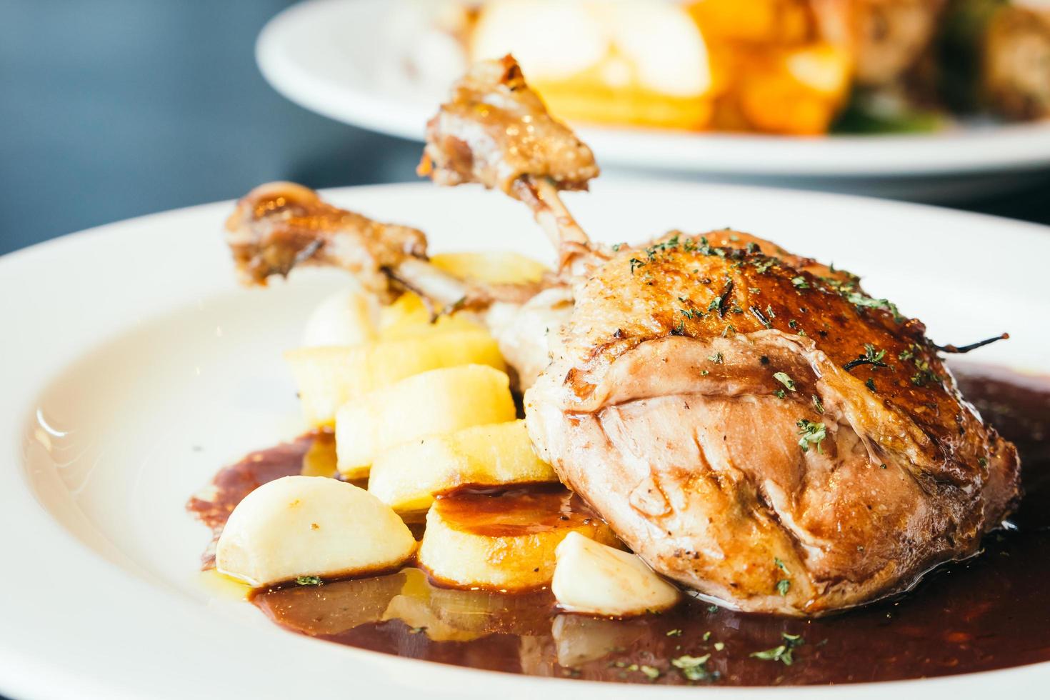 Filete de pechuga de pato en plato blanco foto