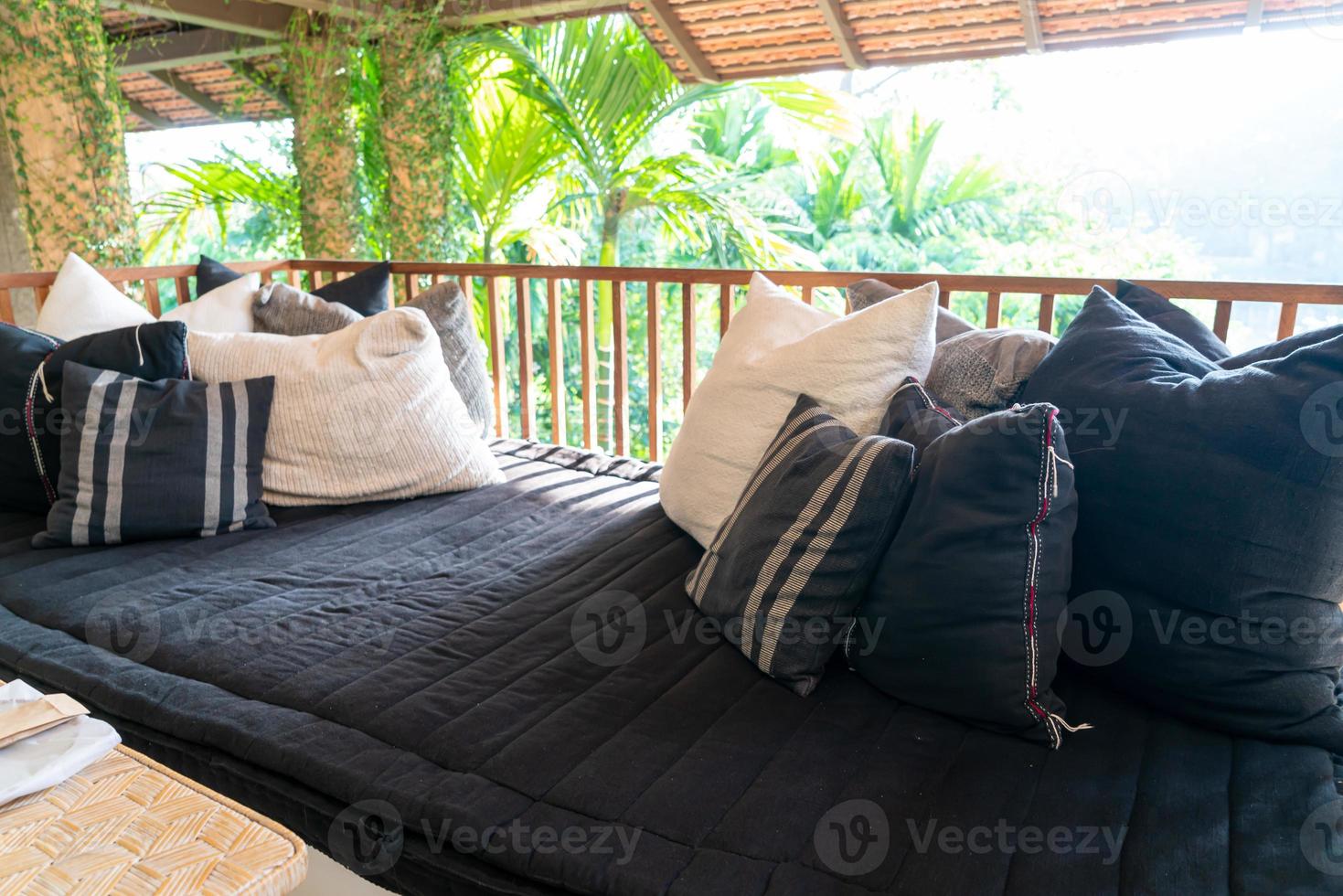 almohada decora en el sofá en la terraza del balcón foto