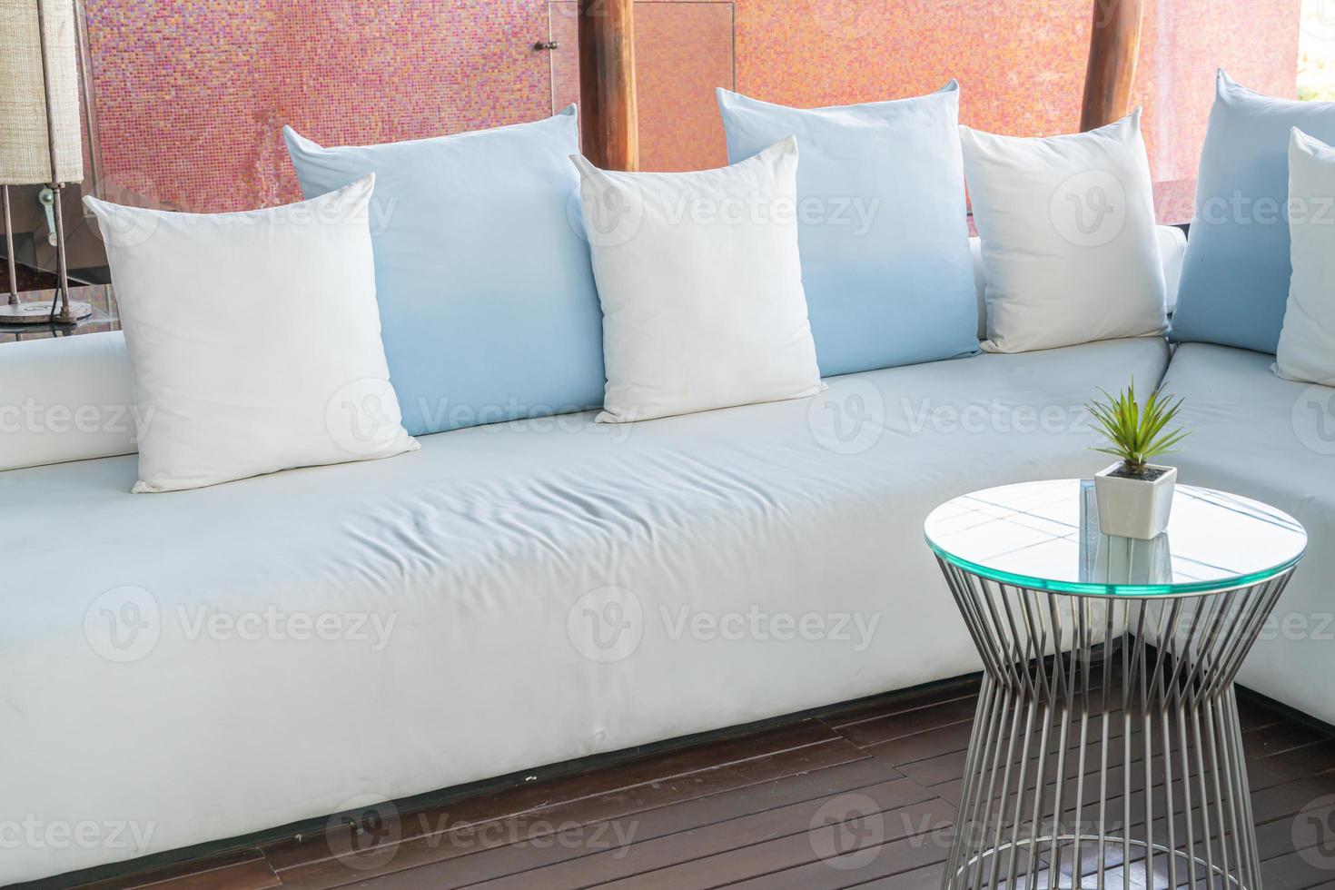 Hermosa y cómoda decoración de almohadas en el sofá. foto