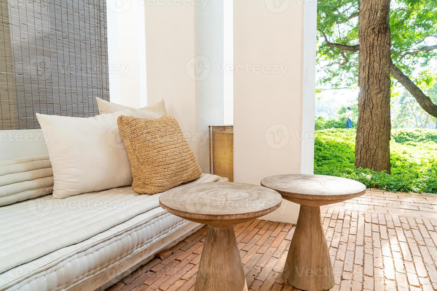 Hermosa y cómoda decoración de almohadas en el sofá. foto