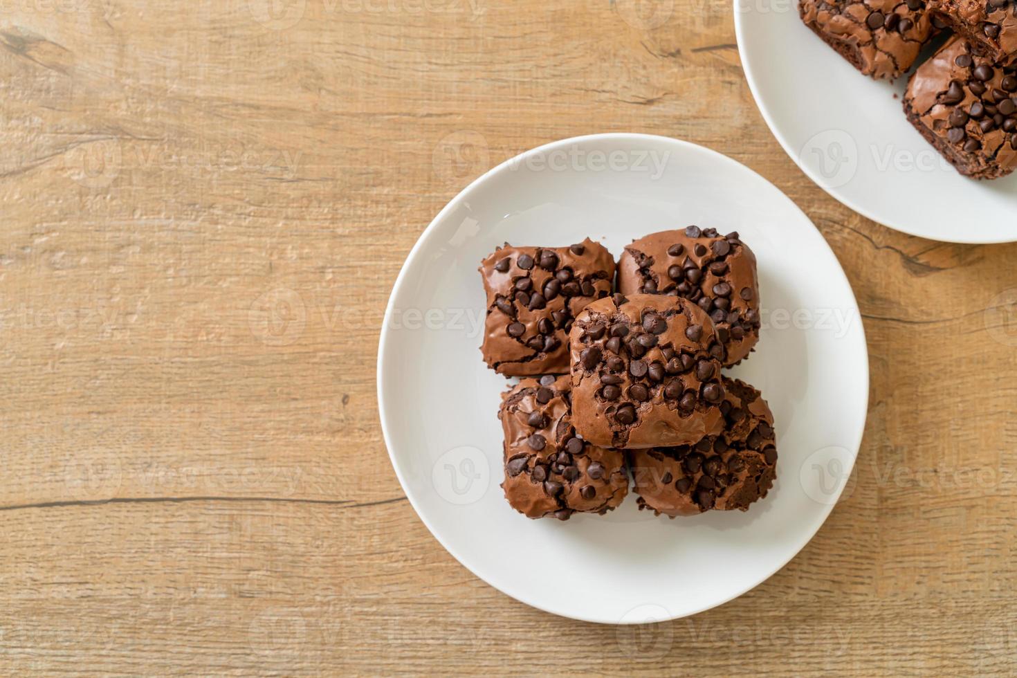 brownies de chocolate amargo con chispas de chocolate encima foto