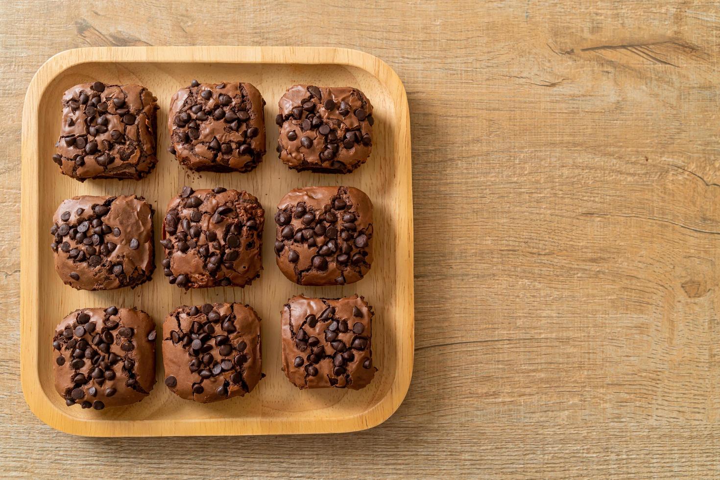 brownies de chocolate amargo con chispas de chocolate encima foto