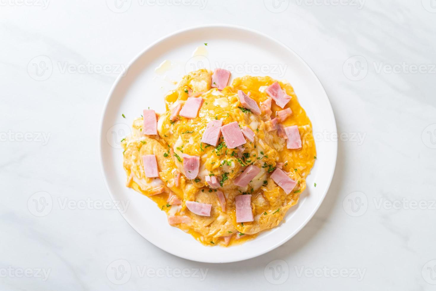 tortilla cremosa con jamón sobre arroz foto