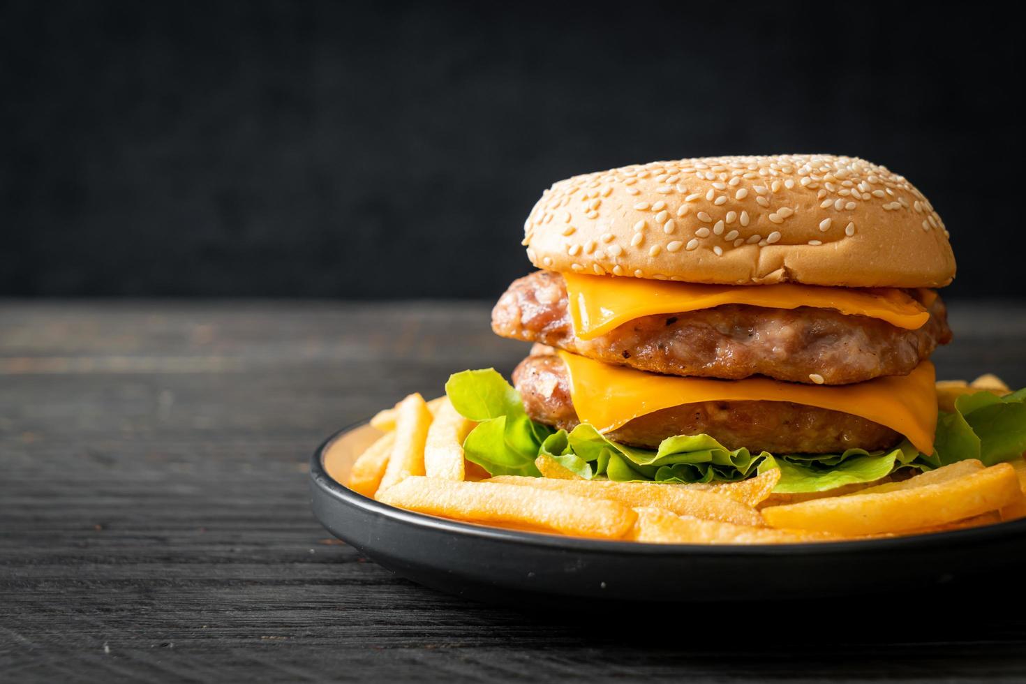 hamburguesa de cerdo o hamburguesa de cerdo con queso y patatas fritas foto