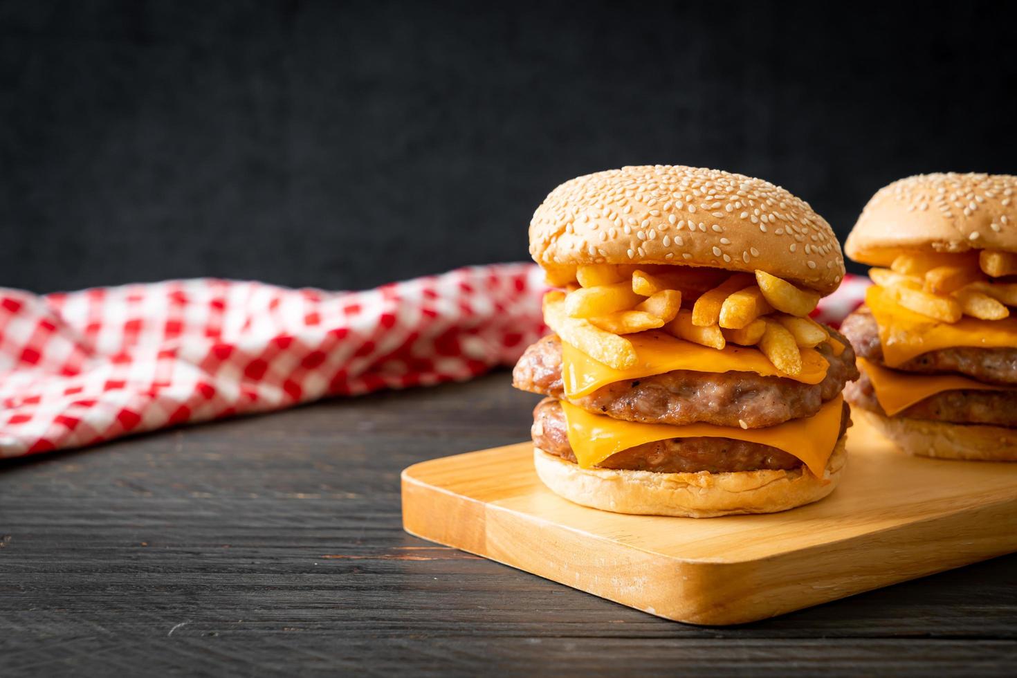 hamburguesa de cerdo o hamburguesa de cerdo con queso y patatas fritas foto