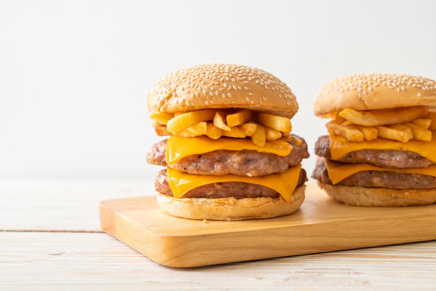 hamburguesa de cerdo o hamburguesa de cerdo con queso y patatas fritas foto