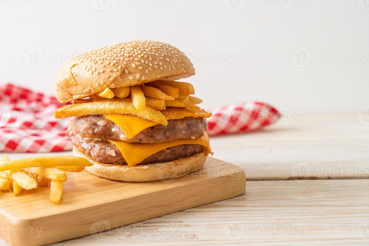 hamburguesa de cerdo o hamburguesa de cerdo con queso y patatas fritas foto