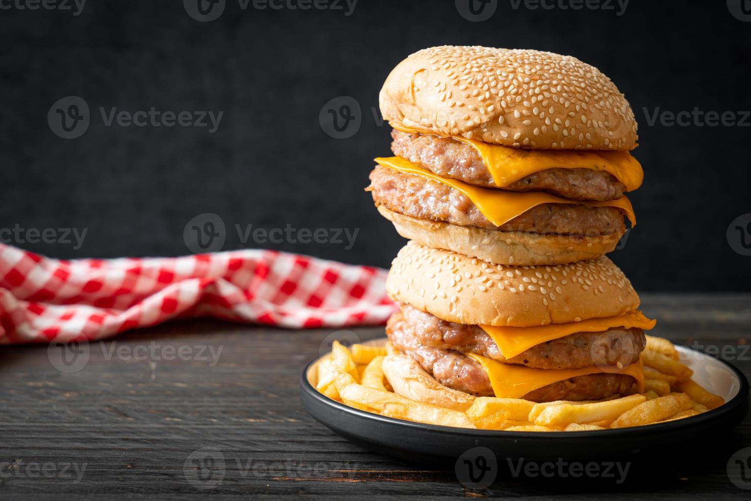 hamburguesa de cerdo o hamburguesa de cerdo con queso y patatas fritas foto