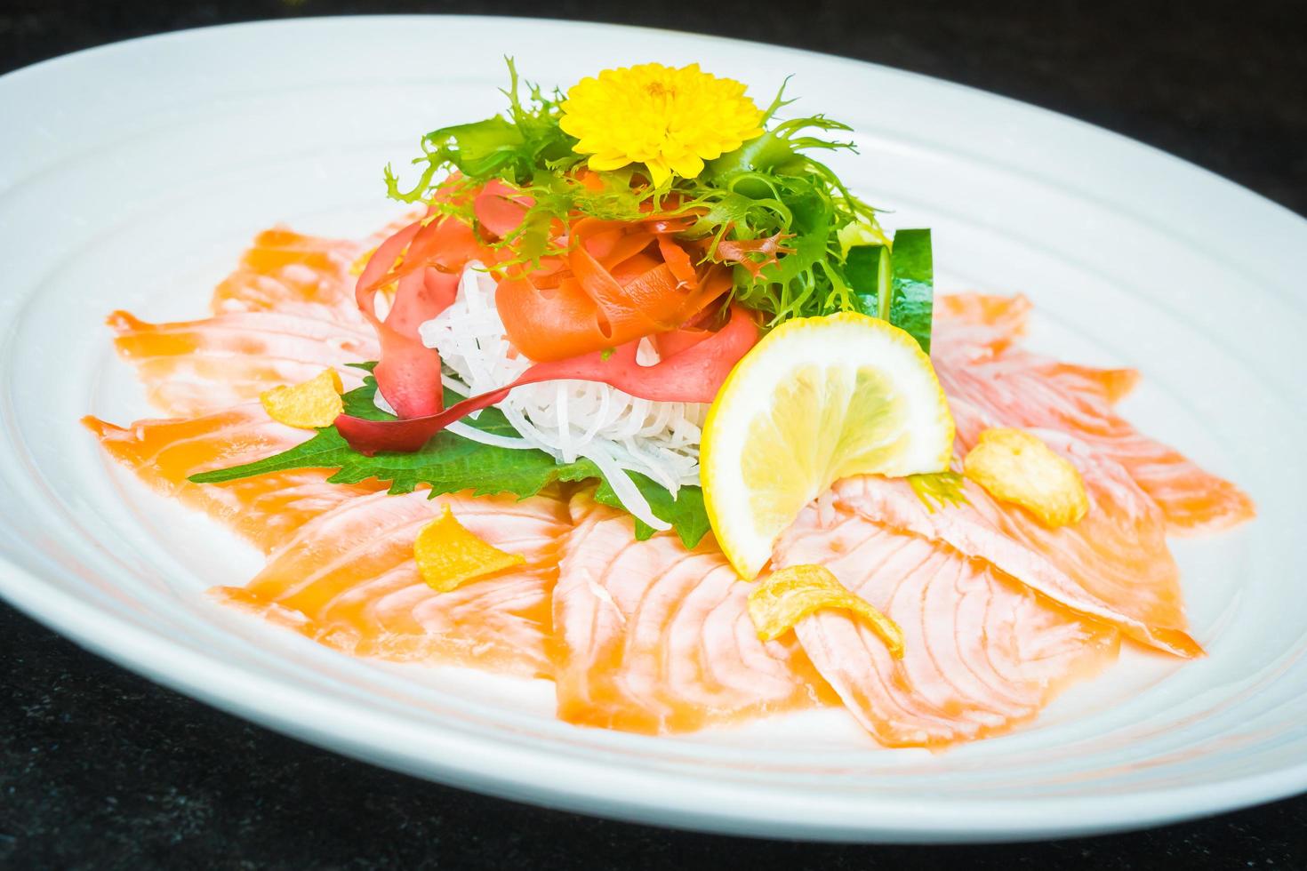 carpaccio de salmón en plato blanco foto