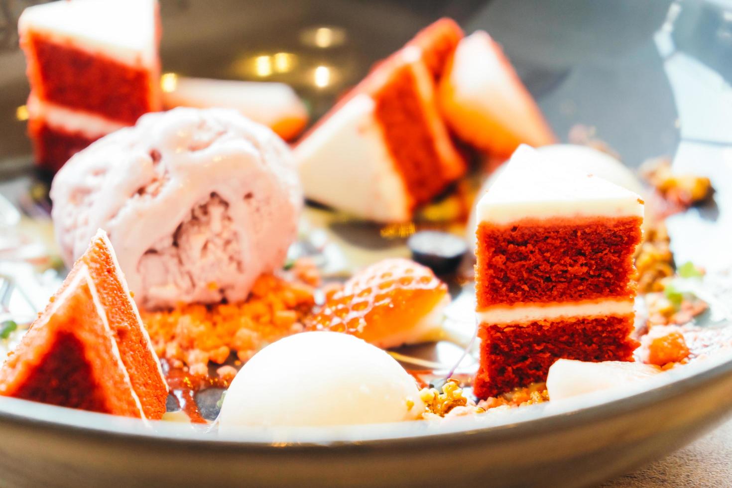 helado con postre de pastel de terciopelo rojo foto