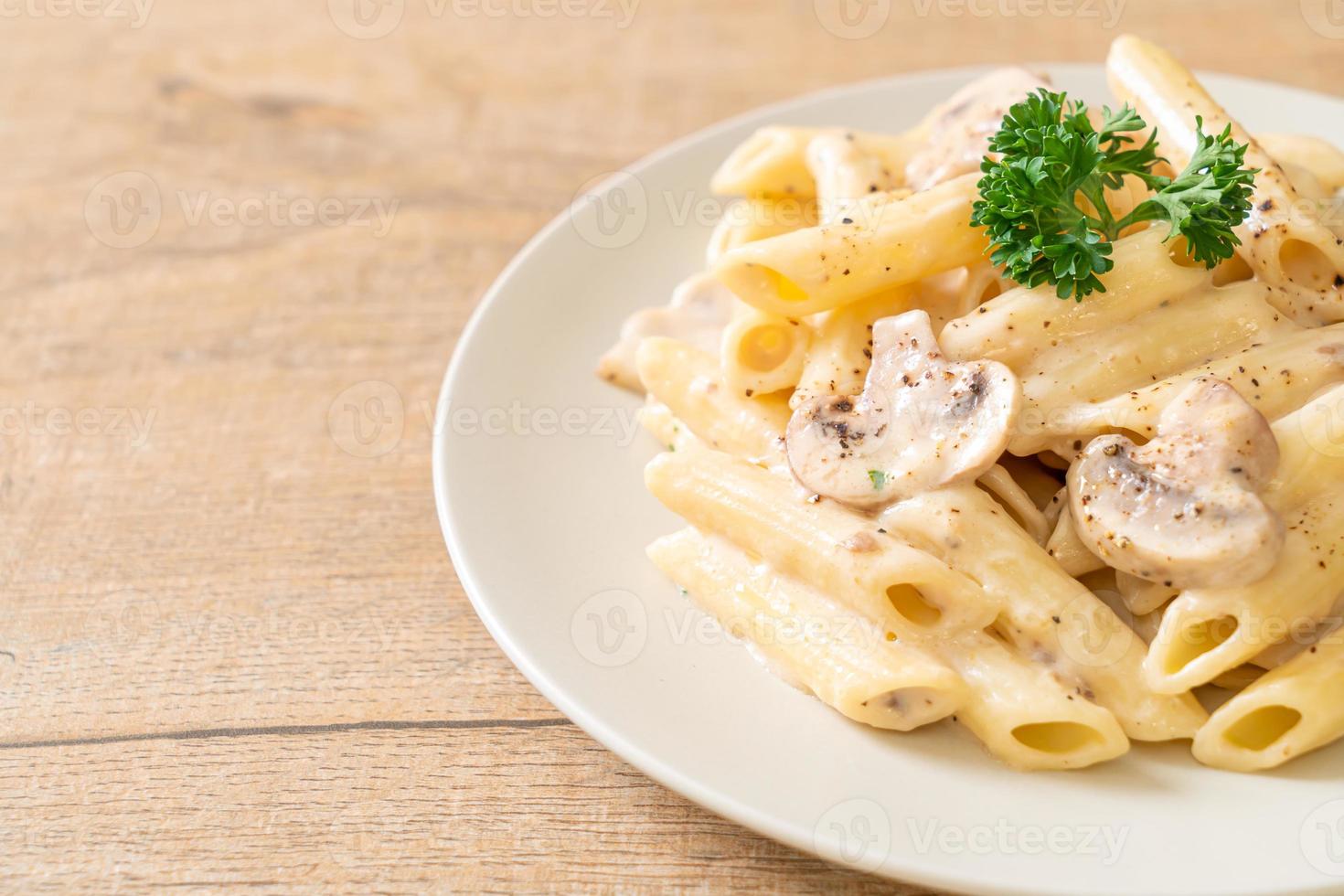 pasta penne salsa de crema carbonara con champiñones - estilo de comida italiana foto