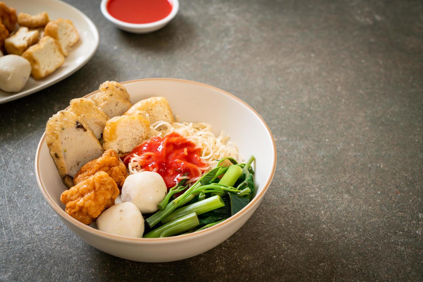 fideos de huevo con bolas de pescado y bolas de camarones en salsa rosa, yen ta cuatro o yen ta fo - estilo de comida asiática foto