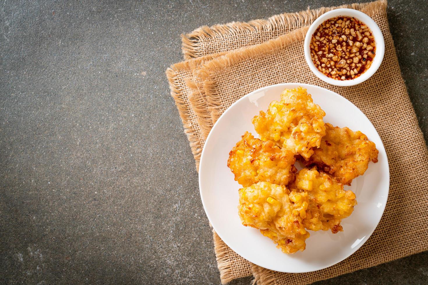 maíz frito con salsa - estilo de comida vegana y vegetariana foto