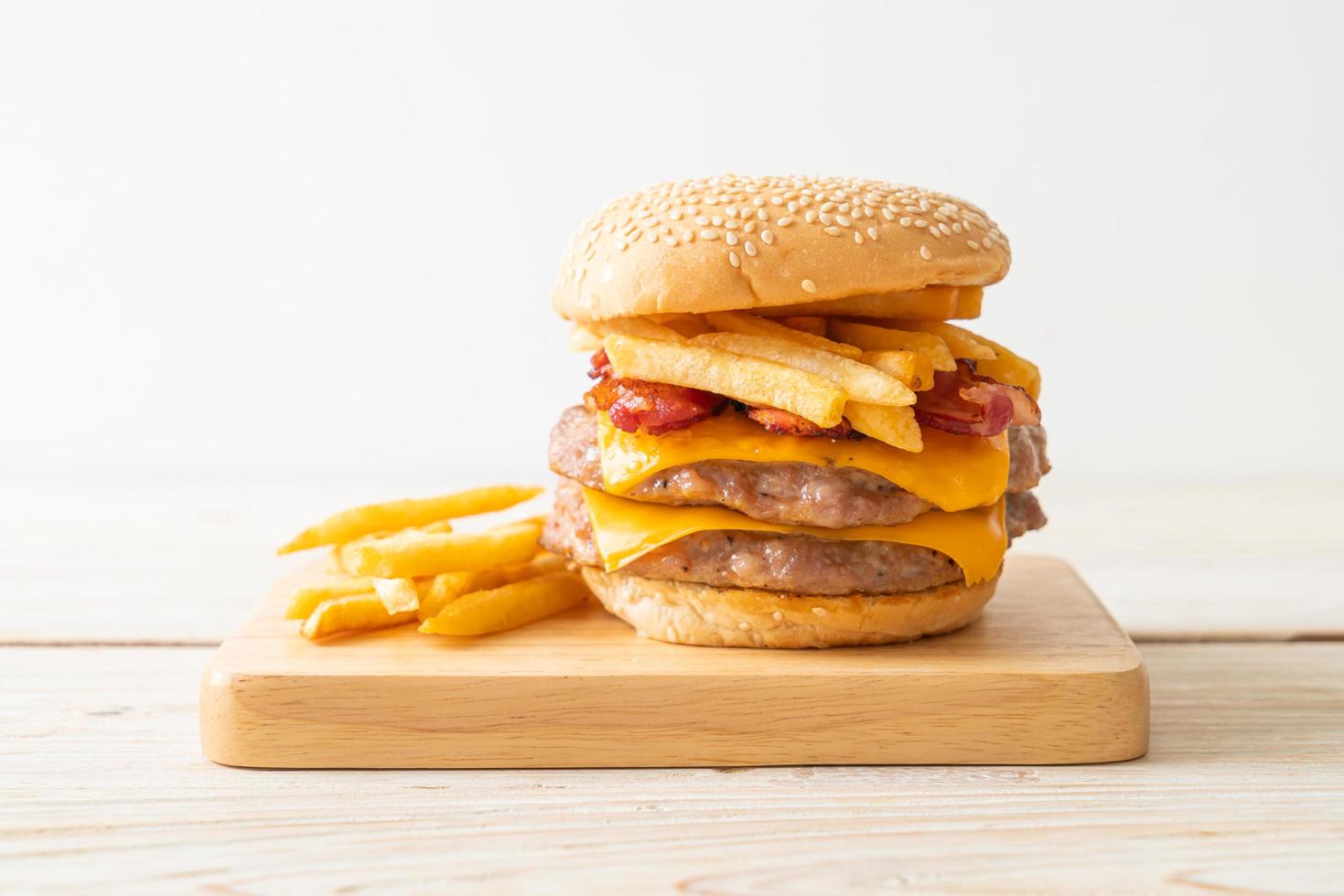 hamburguesa de cerdo o hamburguesa de cerdo con queso, tocino y papas fritas foto