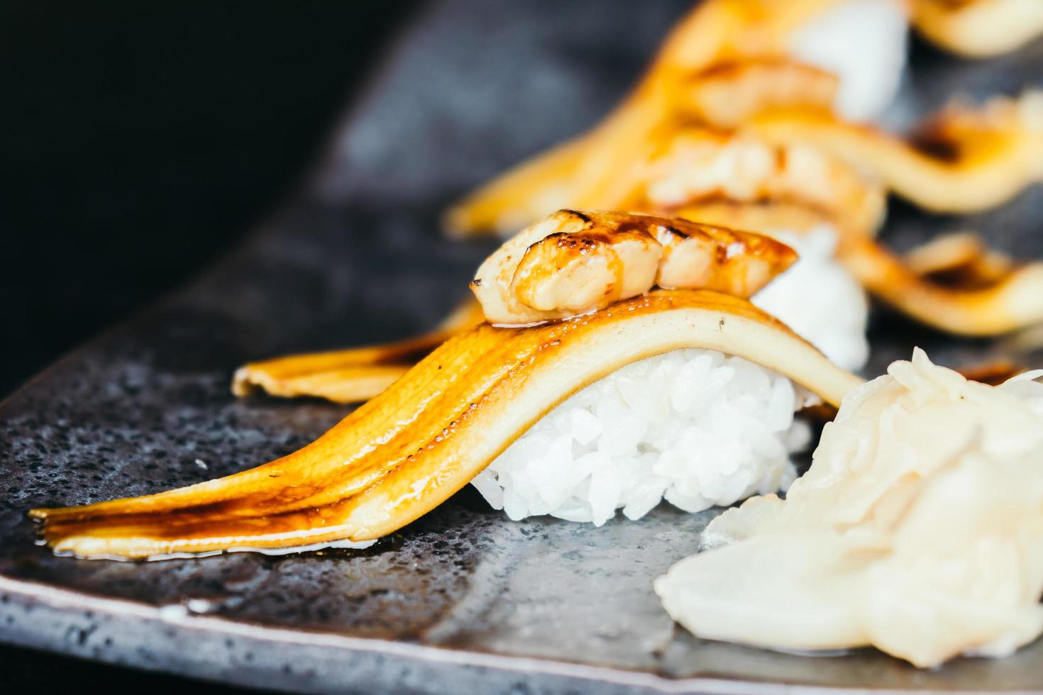 Sushi de anguila a la plancha con foie gras encima foto