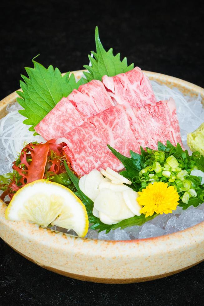 sashimi de carne cruda y fresca matsusaka foto