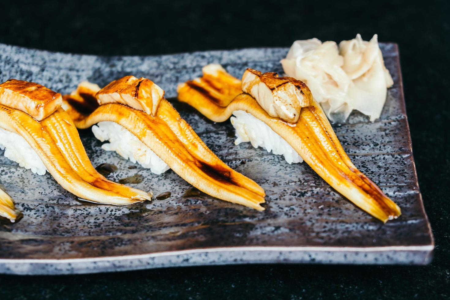 Sushi de anguila a la plancha con foie gras encima foto